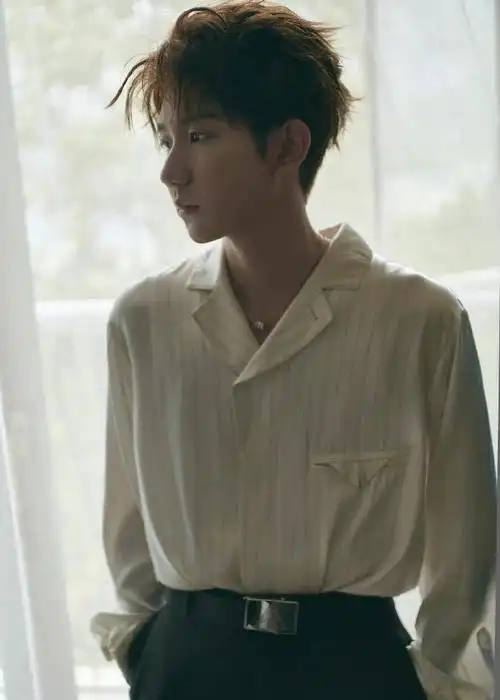 王源舞台造型,身穿白色丝质衬衫搭配阔腿裤,温柔深情少年,简单帅气.