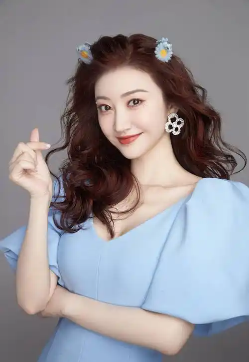 32岁景甜少女感太强,身穿糖果色连衣裙,剪刀手造型娇俏又可爱_裙子