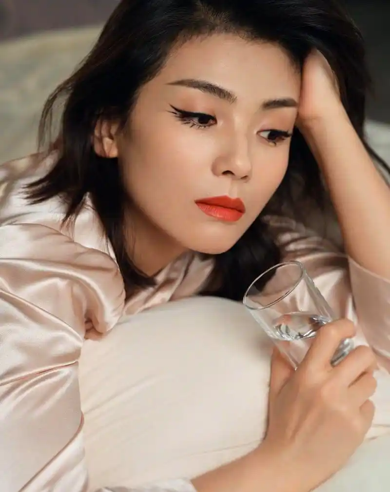 原创刘涛晒最新照片,穿嫩粉色睡袍有慵懒美,"蜘蛛眼线"带领新潮流