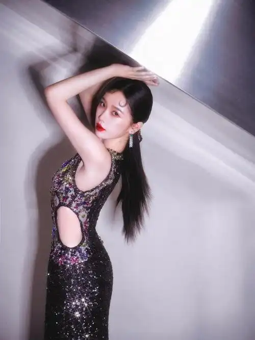 虞书欣花裙炫腰引热议,暗夜中的珠钉镂空魅惑全场,高贵气质尽显