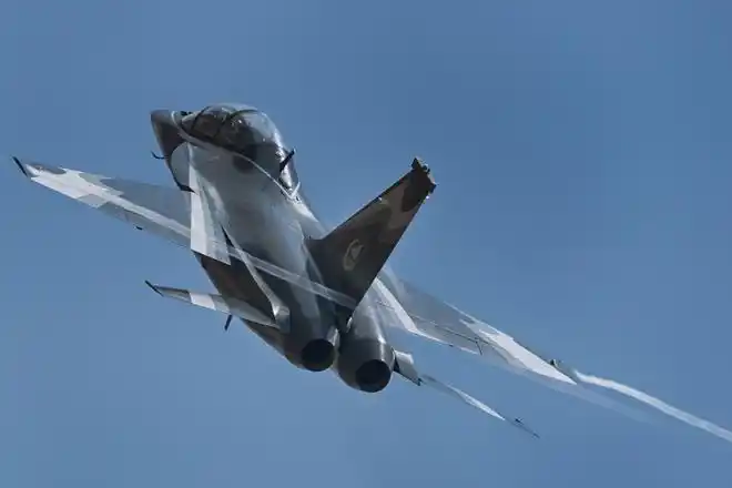 中国装备志l15猎鹰高级教练机