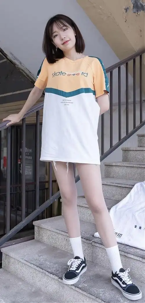 大多数女生只知道t恤的两种穿法,第三,四种才是时髦精的最爱