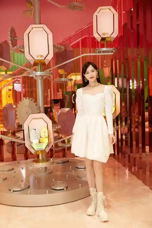 唐嫣穿白色连衣裙风格不错着实养眼适合时尚达人借鉴