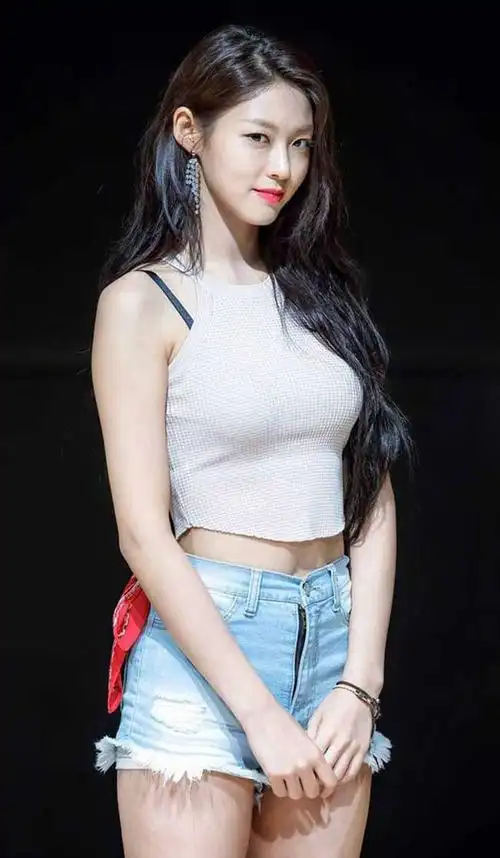 95后金雪炫穿超短牛仔裤秀美腿回头一笑令人难忘