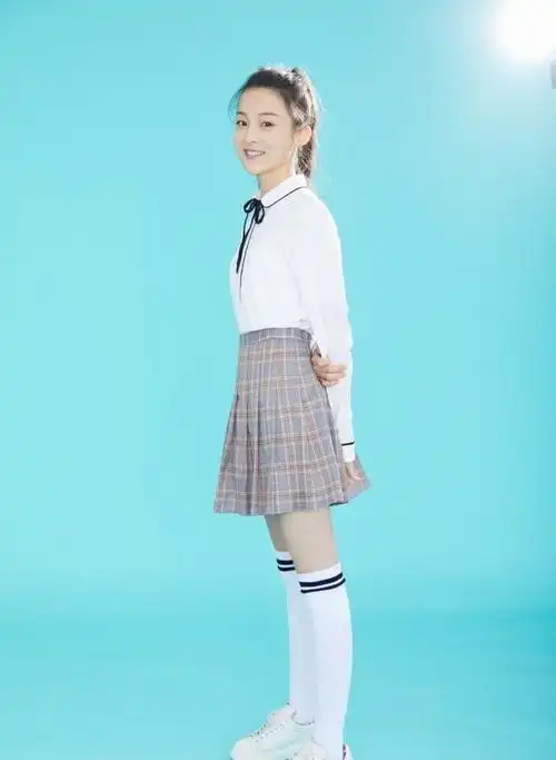 14岁就演范闲妈妈顾语涵小小年纪时尚感不俗美得有点犯规