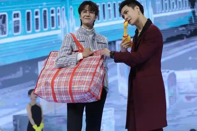 组图:微博之夜现场 王一博张艺兴刘亦菲杨幂等获年度男女神