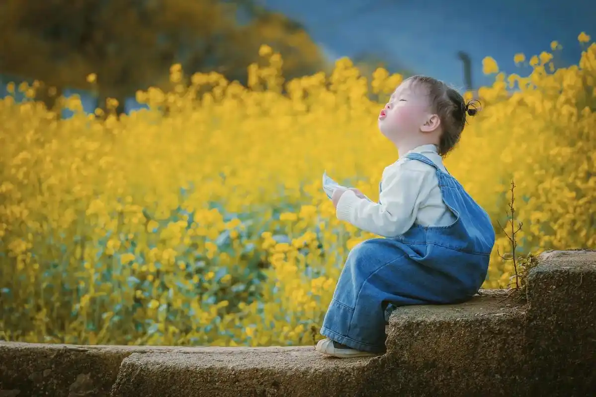 陪伴.陪孩子一起成长,看着孩子天真的笑脸,在阳光下透着幸福的 - 抖音