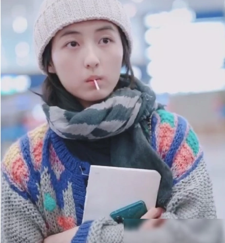 张子枫机场吃棒棒糖,造型清纯可爱,看清棒棒糖样子后,网友:萌妹必备!