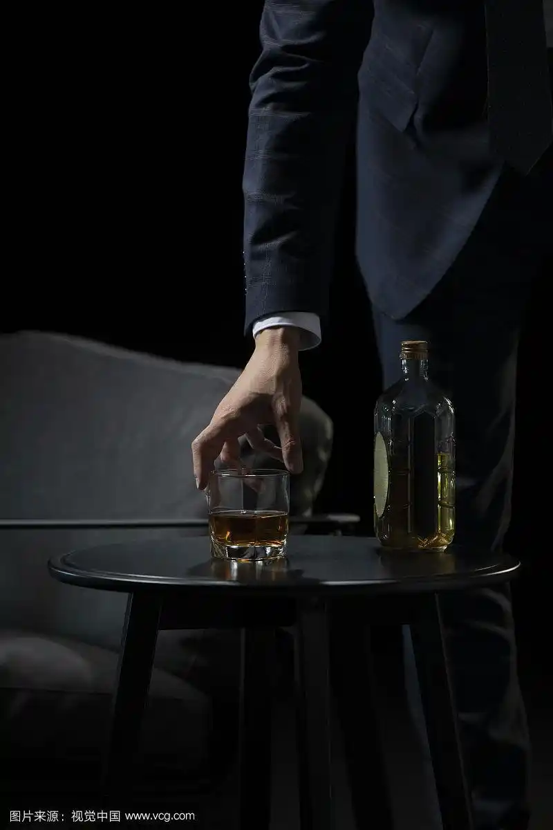 成功的商务男士喝酒