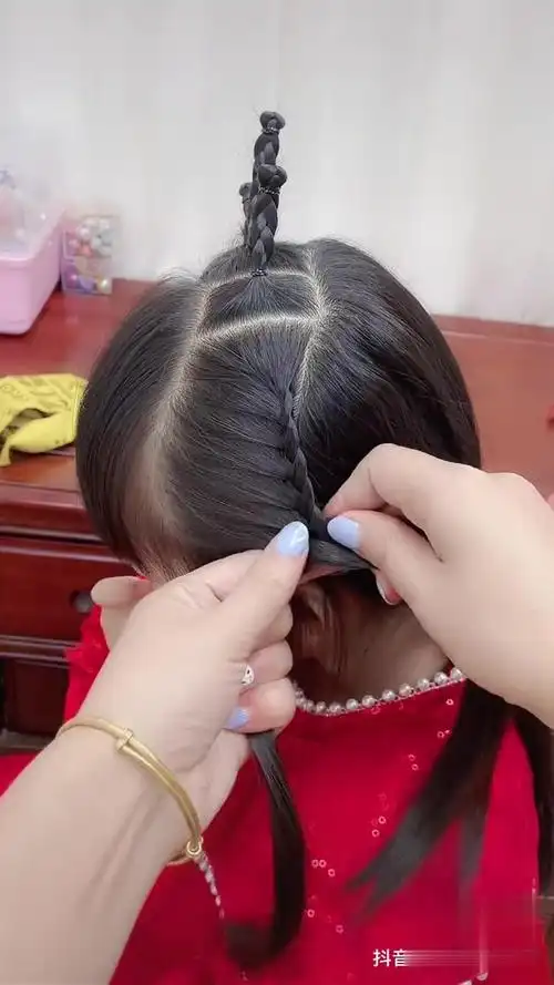 过生日必扎黄冠发型,孩子喜欢,妈妈开心做自己的主角 公主发型 儿童