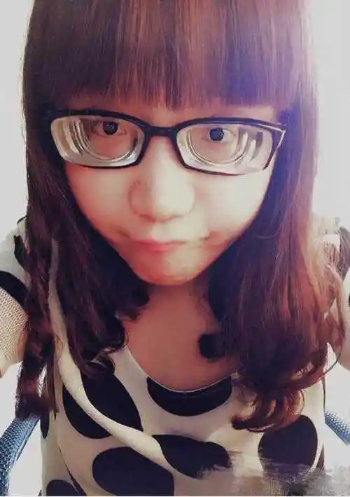 难道近视眼1000度以上的眼镜都是厚厚的圈圈多多的