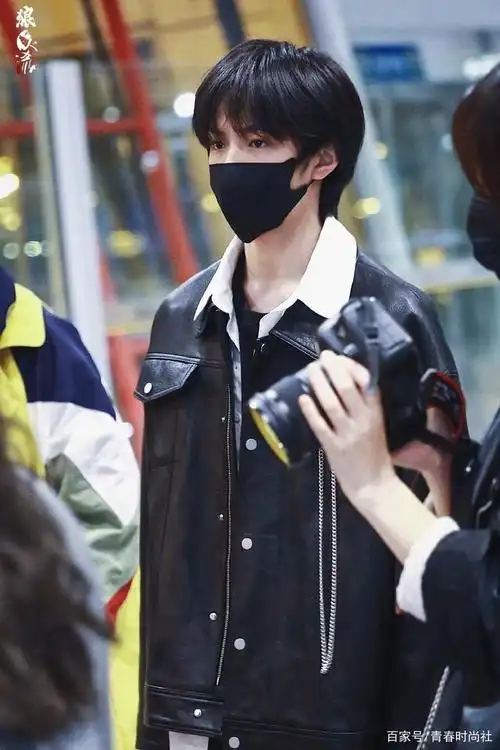 把机场变成秀场的时代少年团刘耀文,05年的弟弟竟然是小狼崽!