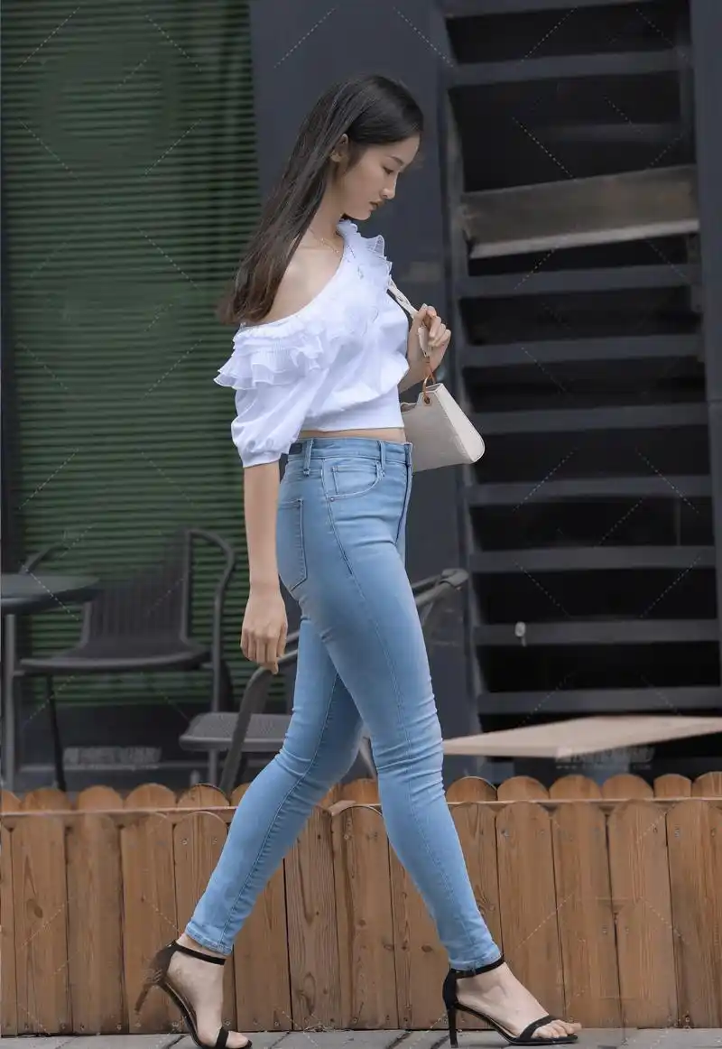 原创温柔梦幻的紧身牛仔裤,搭配斜肩上衣,尽显时尚知性美,你喜欢这种