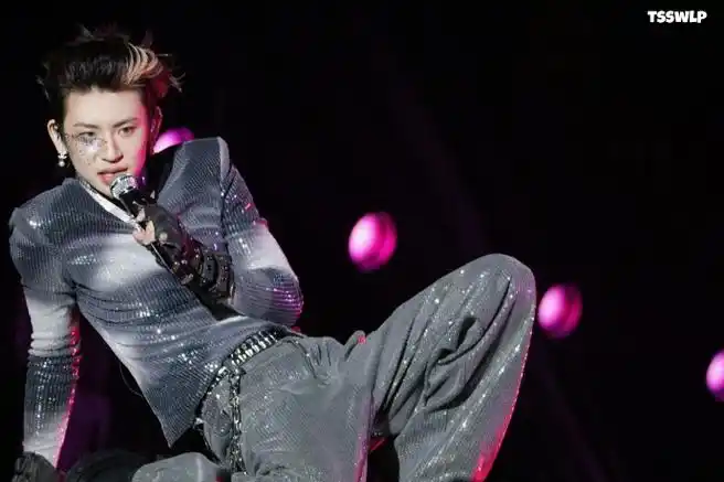 小鬼王琳凯超话#小鬼连唱12首给音乐节一点小震撼#00#舞台是小鬼的