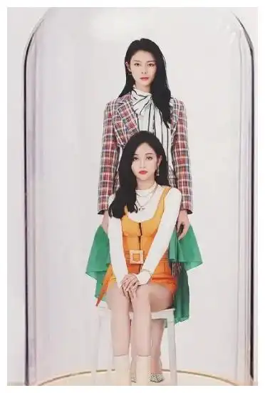 吴宣仪和傅菁同穿"玫瑰裙",两人气质大不相同,女王和公主