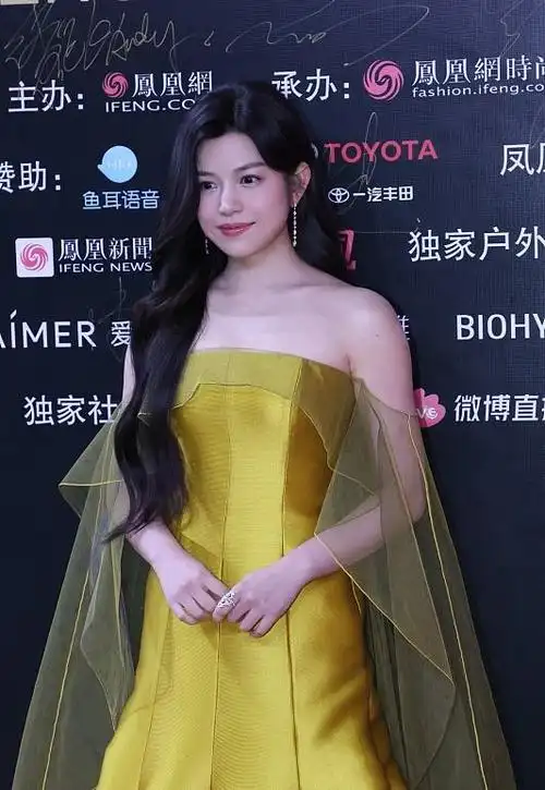 陈妍希身穿黄色礼服秀曲线优雅还显贵气