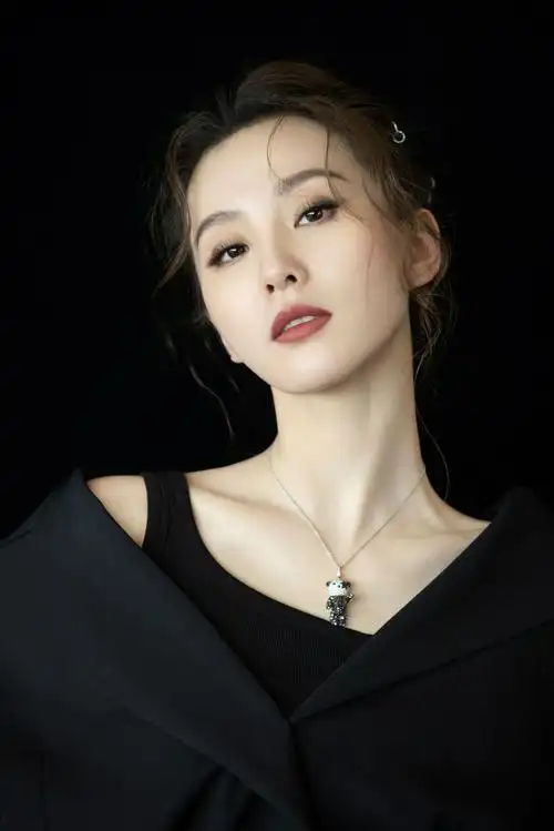 刘诗诗扎丸子头秀良好天鹅颈黑色连体裤酷飒摩登