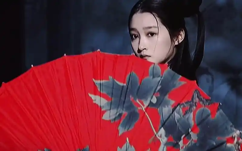 长公主雨中撑伞的这一幕真的美哭了,可惜后期被删减了 关晓彤撑伞