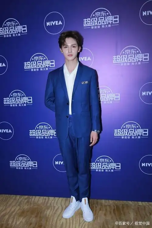 朱正廷穿蓝色西装似儒雅贵公子,曾遭蔡国庆批评:没有阳刚之气