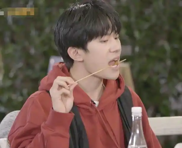 易烊千玺跟大家碰杯,别人都喝酒,谁注意他喝的是什么?过于真实