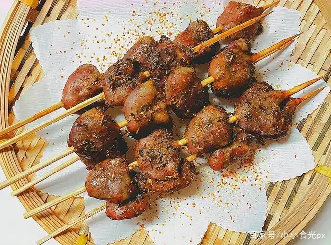 烤鸡心串:肉质饱满,滋味浓郁的烤鸡心,给你独特肉质食感,一点也比鸡腿