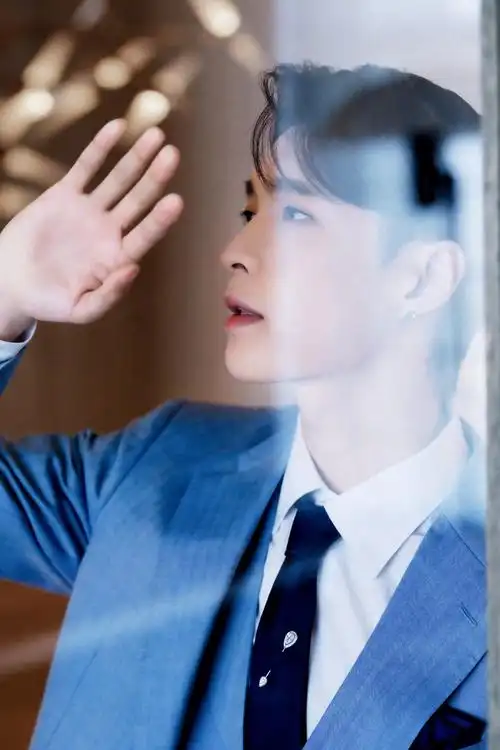 张艺兴蓝色西服儒雅帅气写真