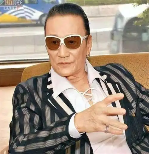 谢贤年轻时多厉害?李小龙与他合影靠边站,拍一部戏能买一座大厦