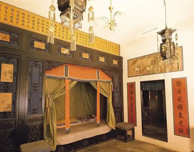 01占地72万平方米的故宫中,养心斋皇帝的卧室不过10平米左右,"龙床"竟