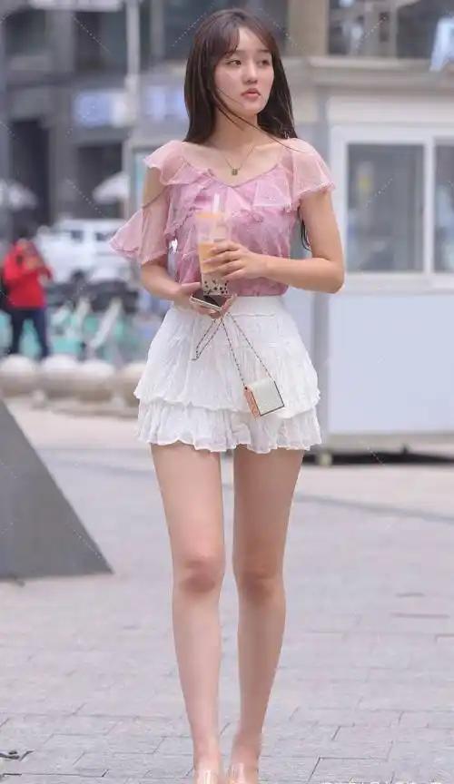 要说最能体现夏日时尚的裙子,肯定是女生人人必备的短裙了,这也是一款