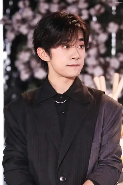 易烊千玺最新直播全黑造型,笑容好甜又a又带着奶气,反差感绝了