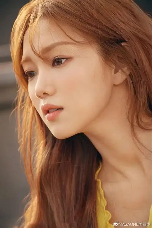 兼具东西方美女魅力的韩国女星李圣经,独特的褐色眼睛修长身材迷人