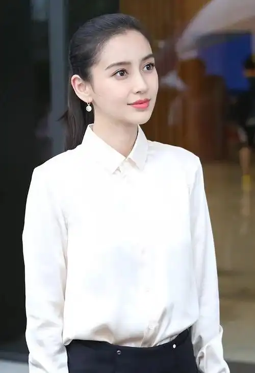 尤其搭配职业装,只有干净的眼妆才可以让整体的职场气质