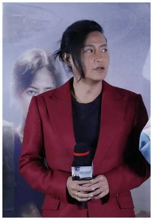 陈志朋将头发扎了起来,穿一套酒红色西装现身,颇为喜庆!