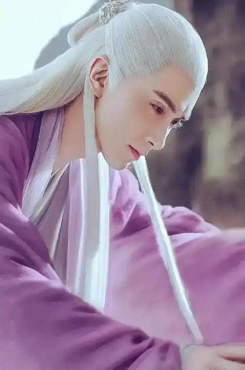 这颜值,只能说,很东华帝君.↑龚俊温客行一角,让龚俊大红.