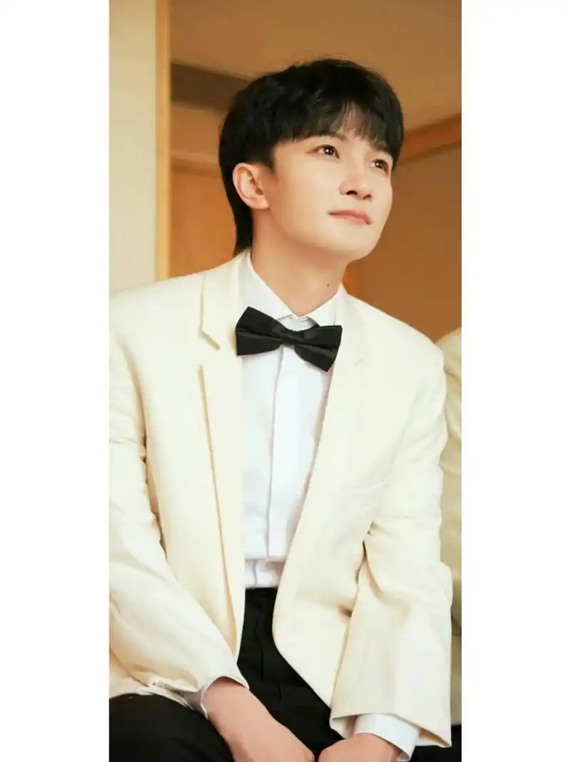 周深壁纸315666156601566 灯光洒下,带着温馨,带着和煦.