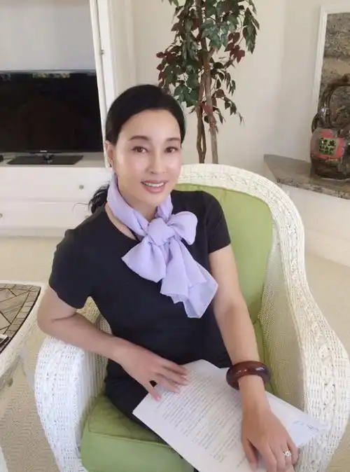 68岁刘晓庆演"女儿",小18岁的"爹爹"一出,我破防了