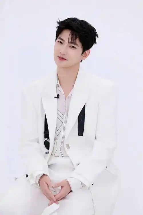 杨洋黑白西装好帅啊恣意感召无限新机