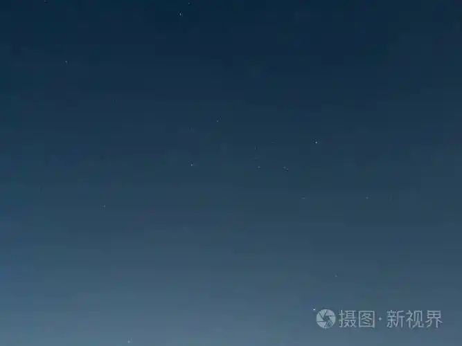 黑暗的午夜天空中没有任何云彩的星星