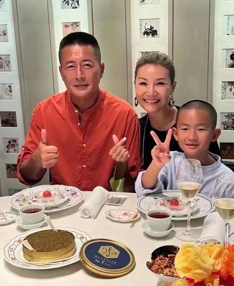 这是高曙光与妻子和儿子合影.