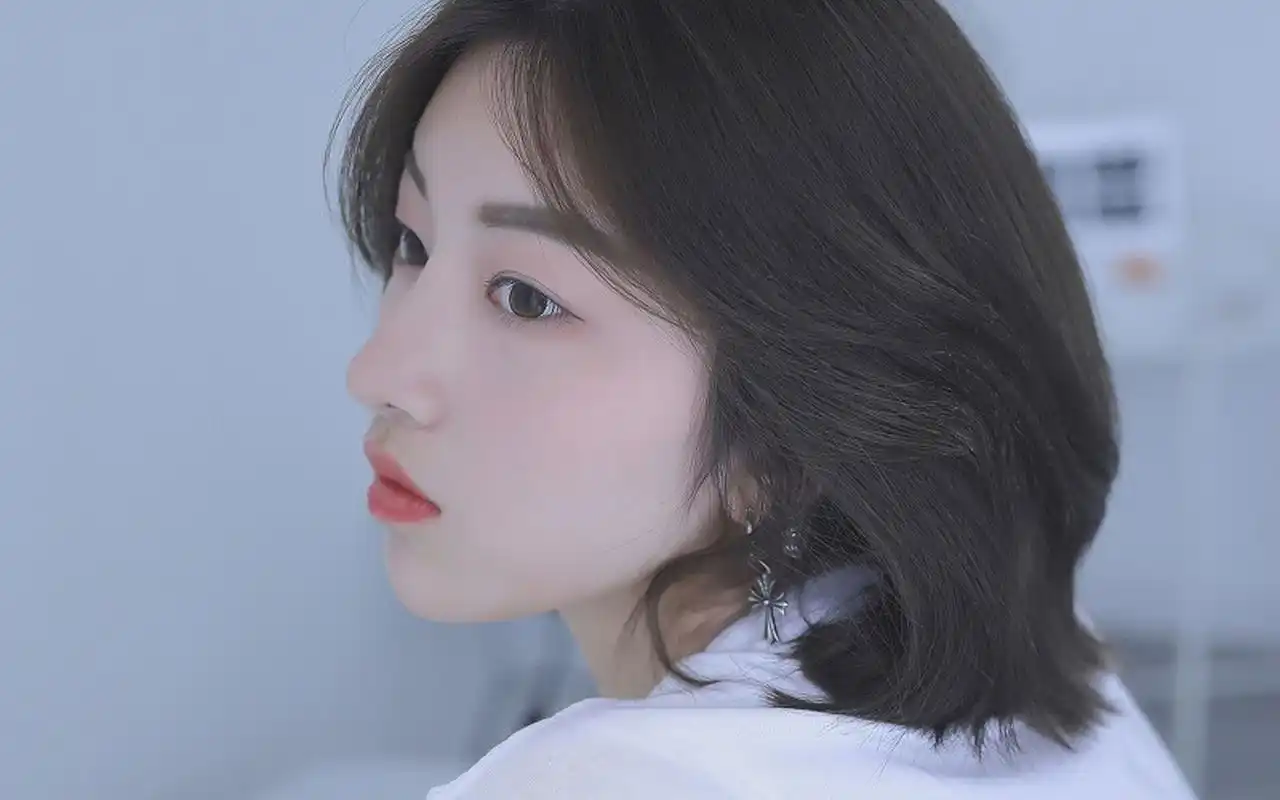 短发美女清爽简约私房写真桌面壁纸