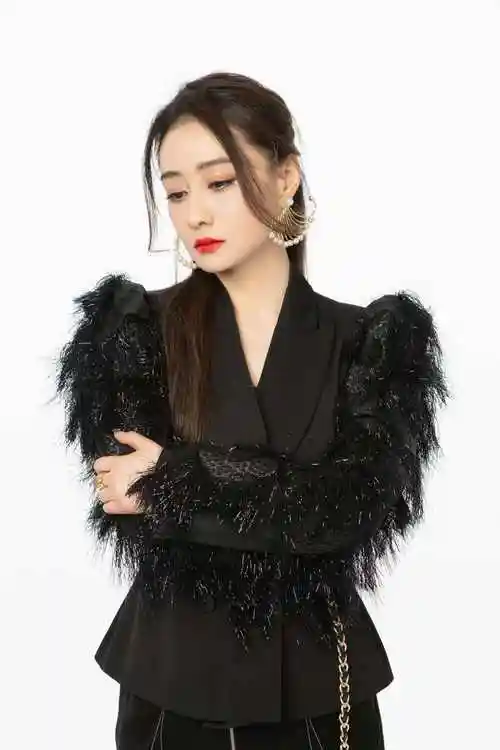 陈德容酷帅造型展现女性力量 新作《山中森林》挑战全新角色