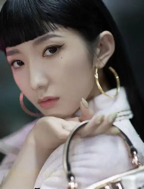 孟美岐微博最新头像