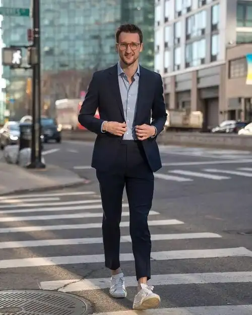 蓝色西装只能打造正式风格?这样穿也可以打造时髦范