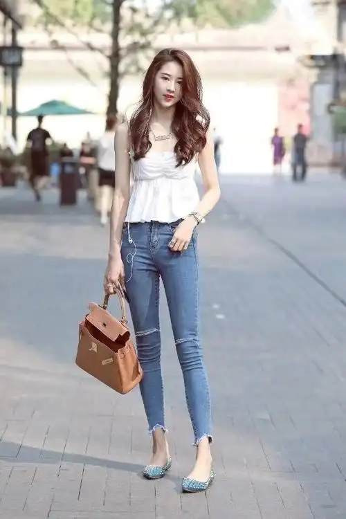 街拍:小美女黑色的小短裙,超高的颜值,女神范十足