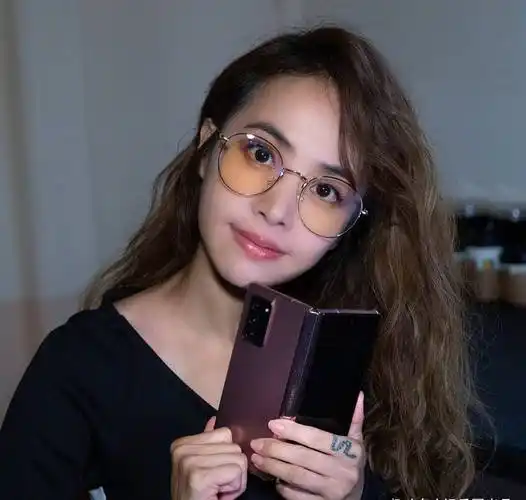 40岁蔡依林近照曝光,对着镜头比剪刀手卖萌,手上纹身引热议_网友_女