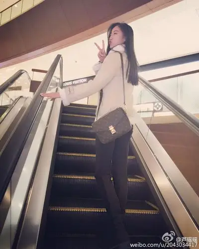 王上源女友"撒狗粮"秀恩爱 长腿逆天