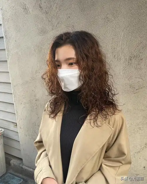 女人想变美,最火的发型不能少,剪短发烫卷卷