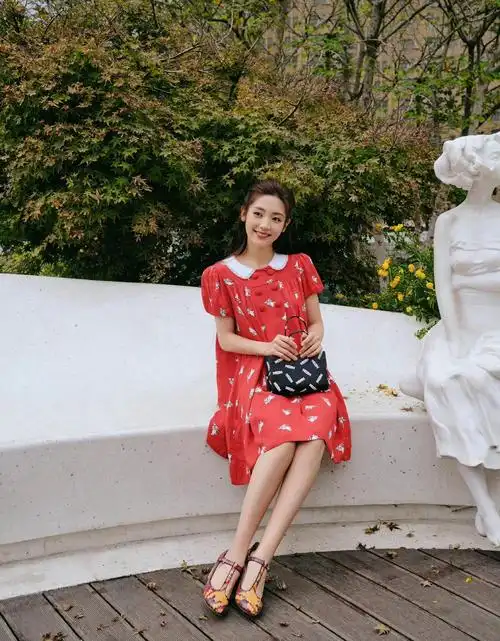 (28岁的邢菲好甜美,娃娃领连衣裙的造型太美了)-韩剧网-最新韩剧资讯