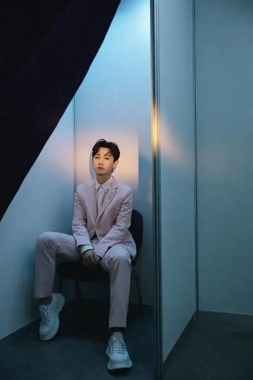 > 汪苏泷粉色西装帅气写真图片(9/9)