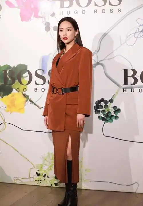 王霏霏,砖红色西装 开叉半裙 长靴,轻松打造帅气御姐女人味_奥利维亚